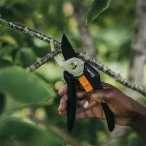 FISKARS® Solid™ Bypass-Gartenschere P121 7